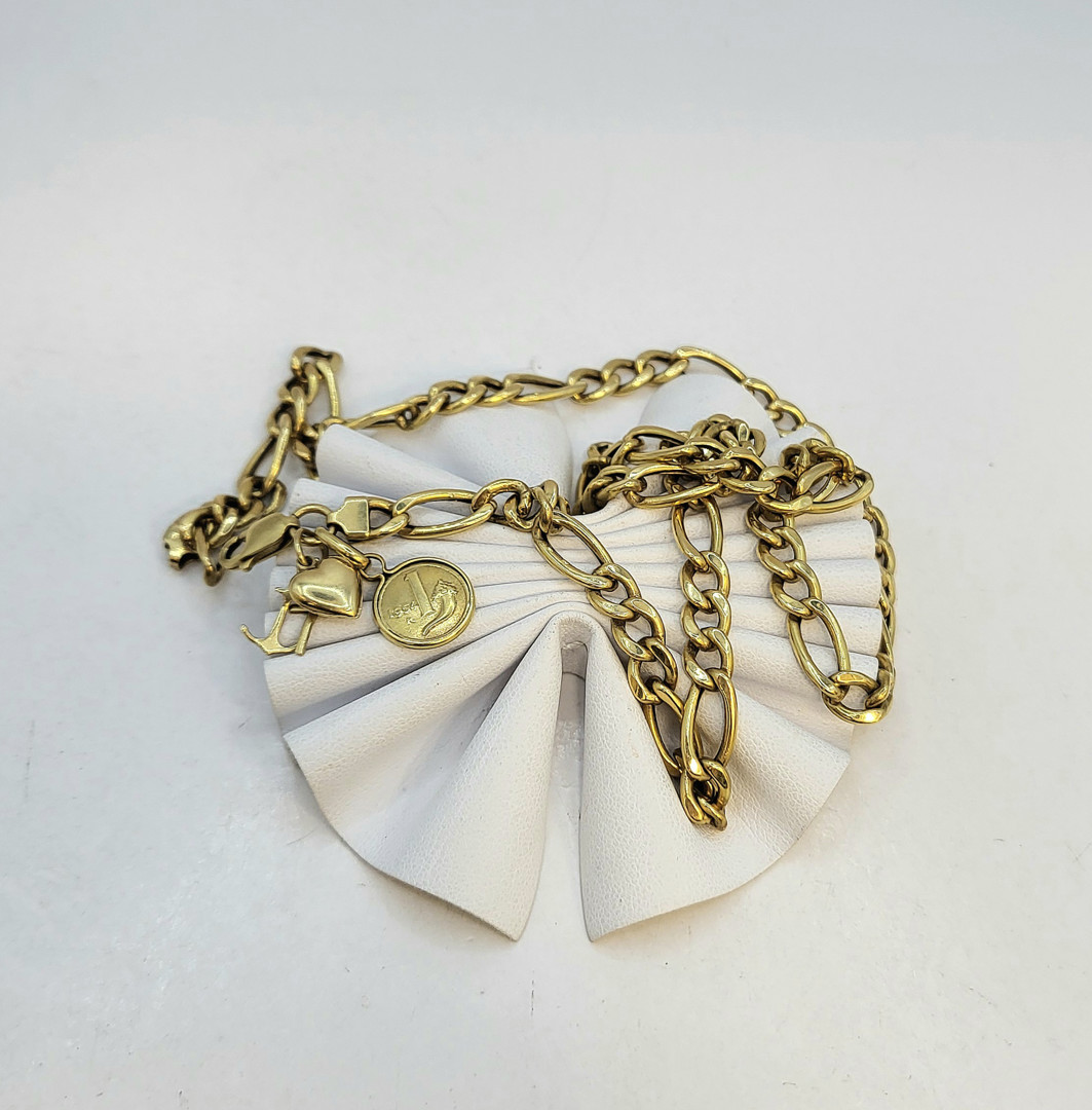 Collana e tre ciondoli oro 