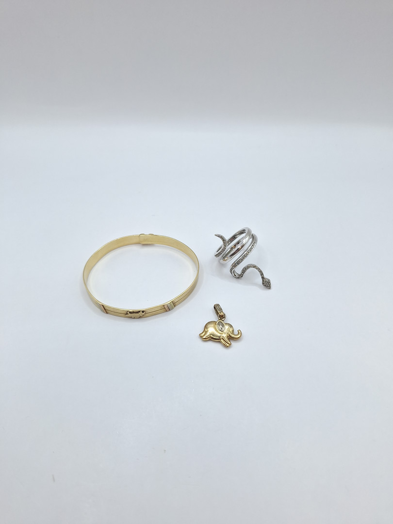 Vari oggetti oro pietre