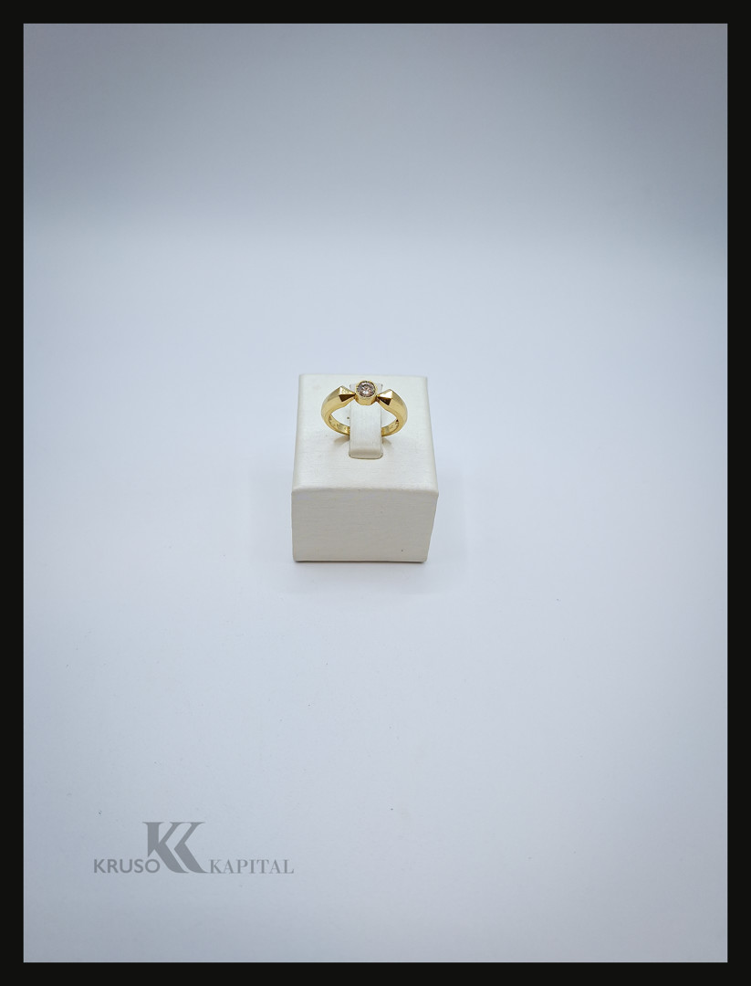 Anello a firma Cartier in oro con diamante