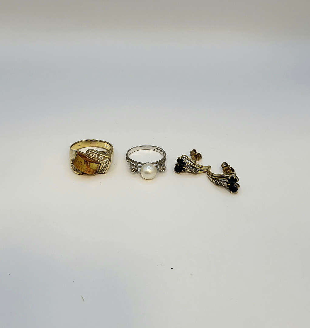 Due anelli e paio orecchini oro oro pietre diamantini perla 