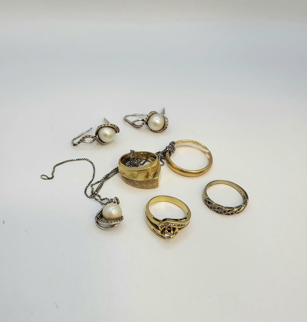 Vari oggetti in oro diamantini perle 