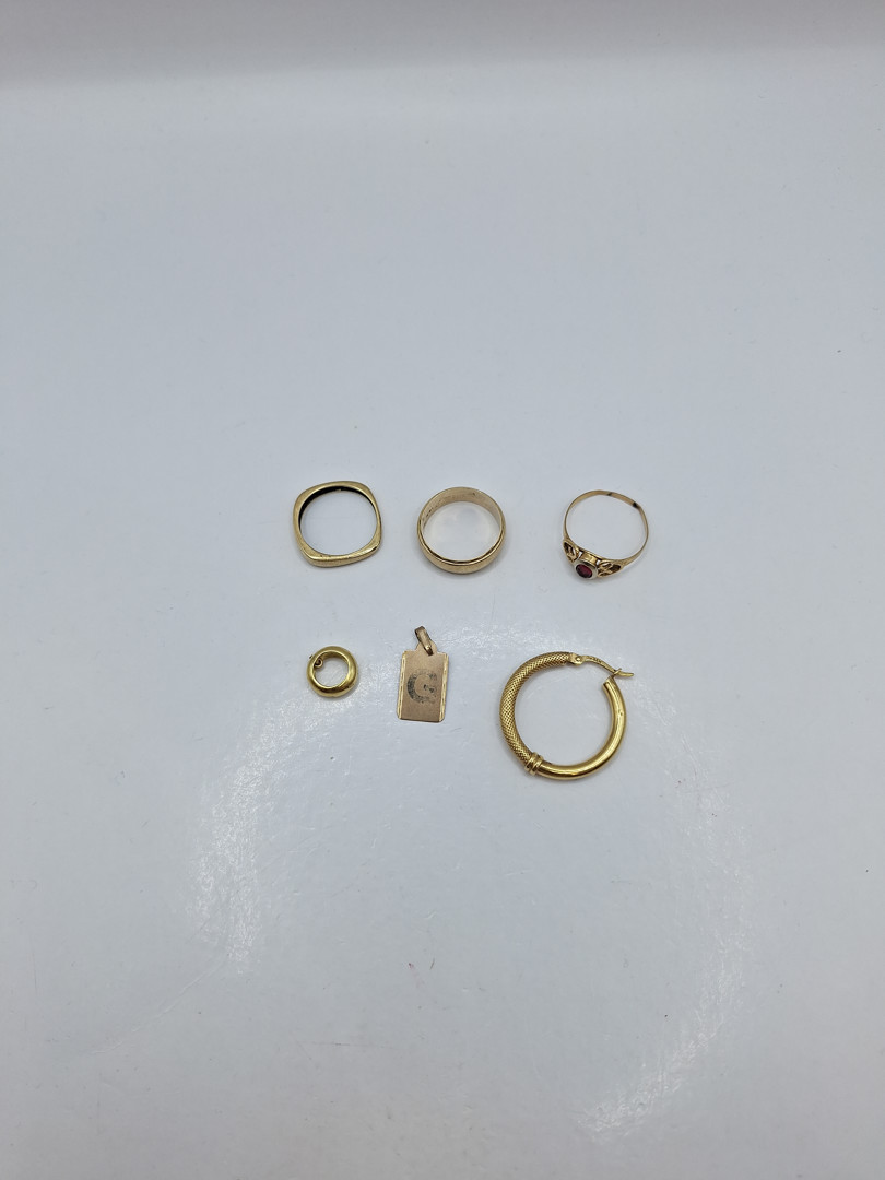 Vari oggetti in oro pietra