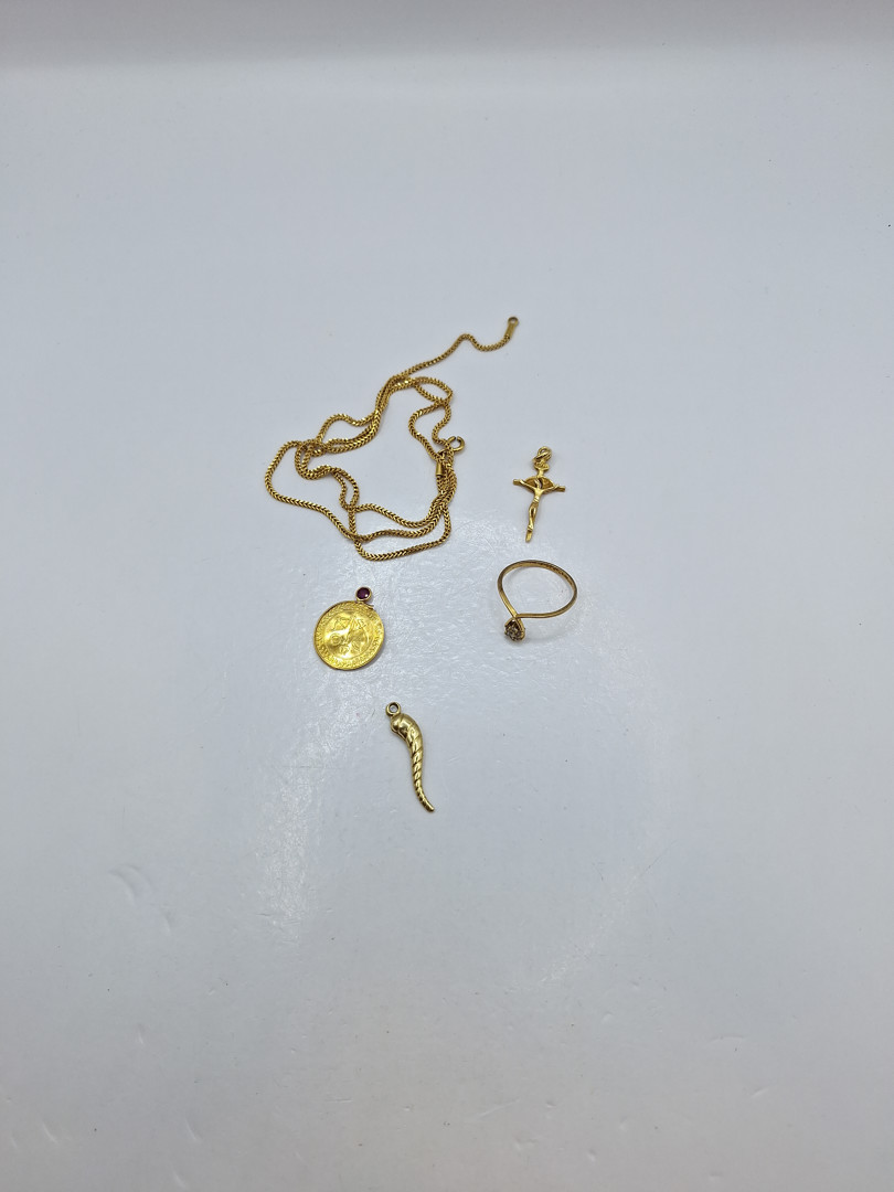 Vari oggetti in oro pietre