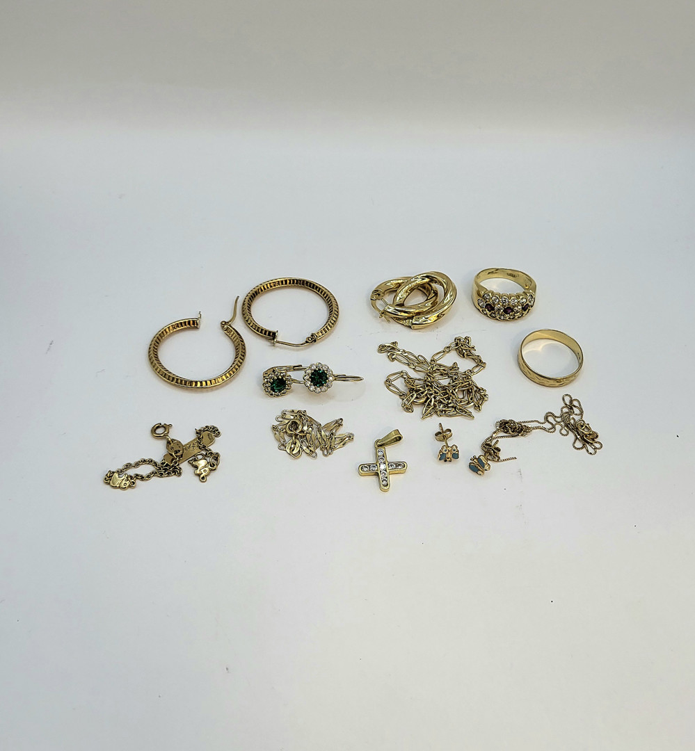 Vari oggetti in oro pietre 