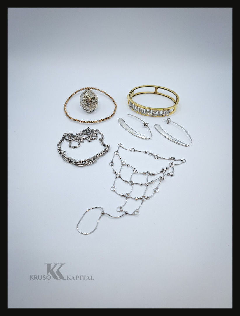 Vari oggetti in oro diamantini 