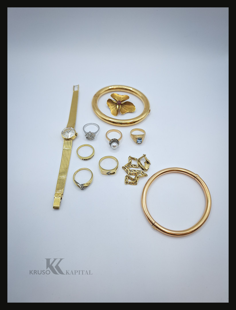 Vari oggetti in oro pietre diamanti