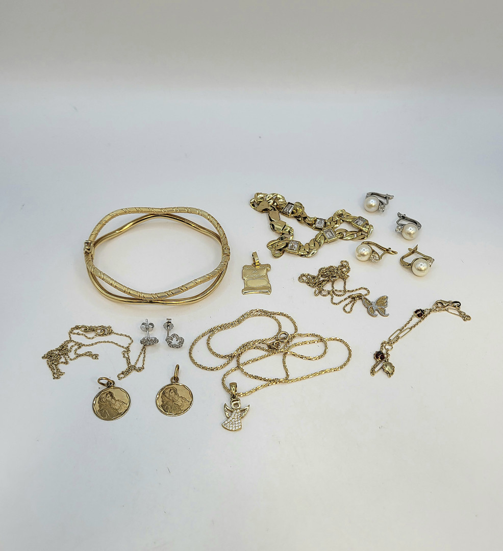 Vari oggetti oro pietre perle smalti