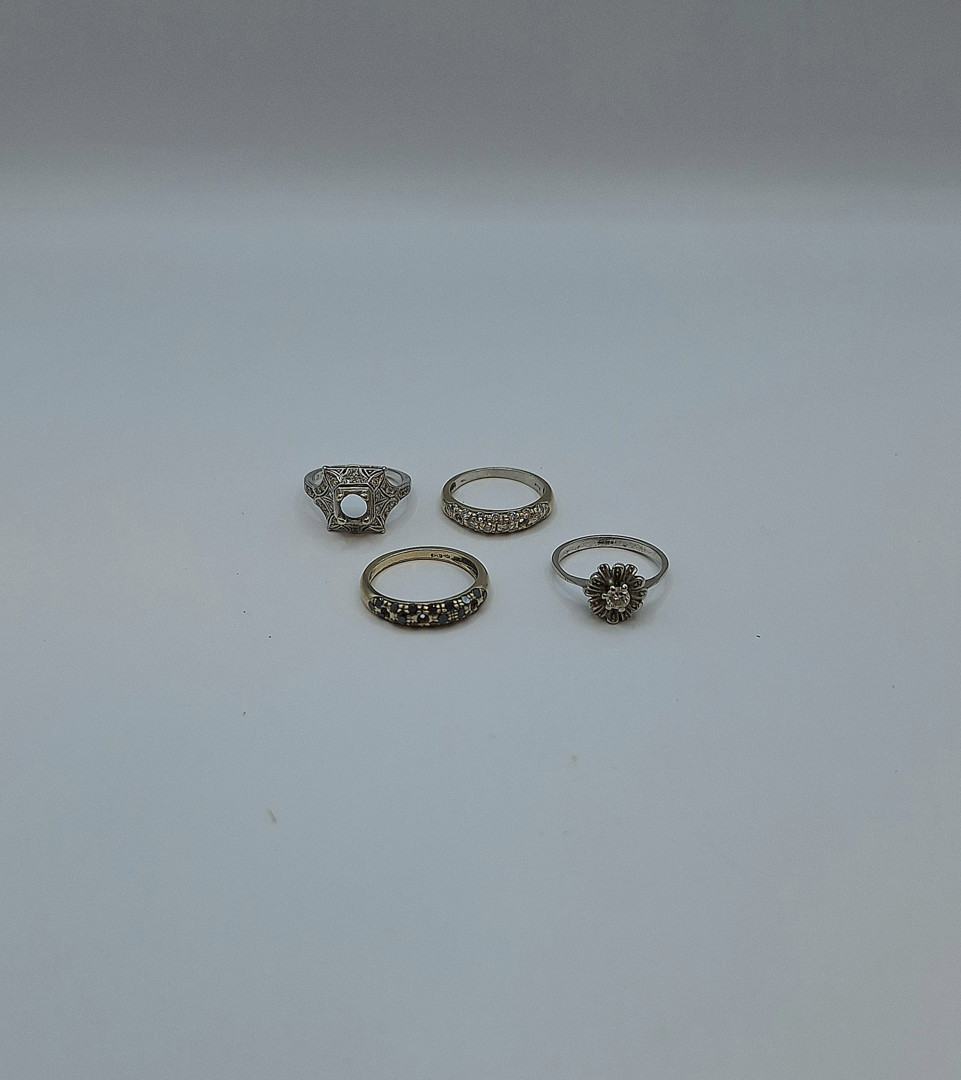 Quattro anelli oro diamanti pietre