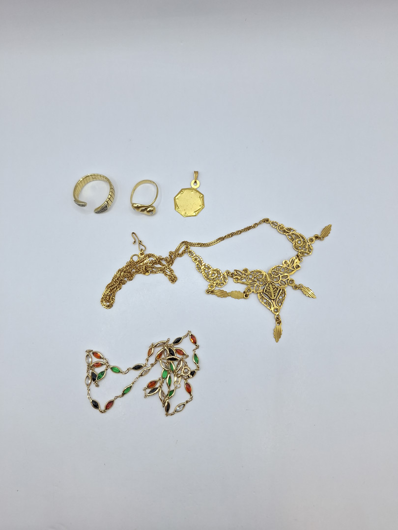 Vari oggetti in oro pietre diamantini 