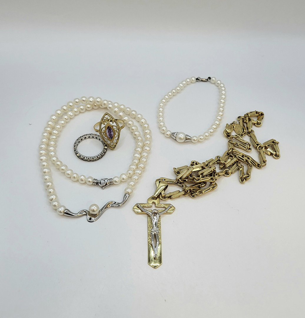 Vari oggetti oro pietre perle 