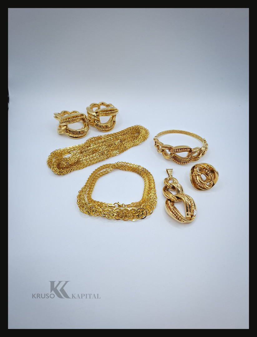 Vari oggetti in oro