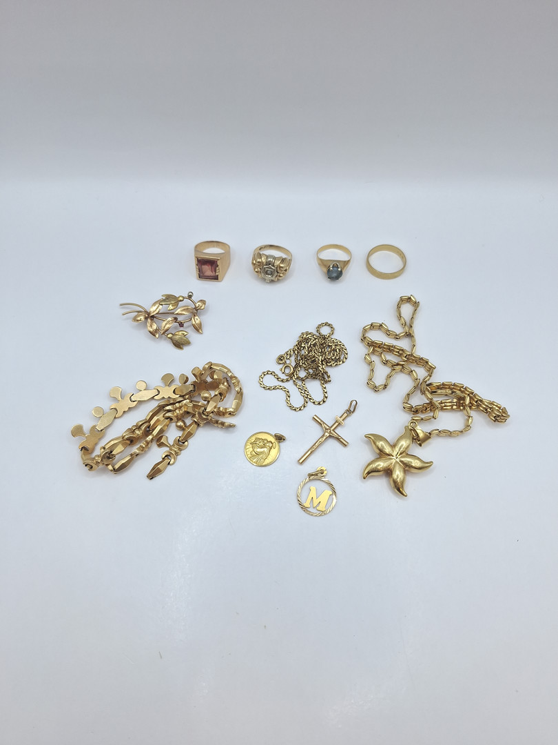 Vari oggetti in oro pietre