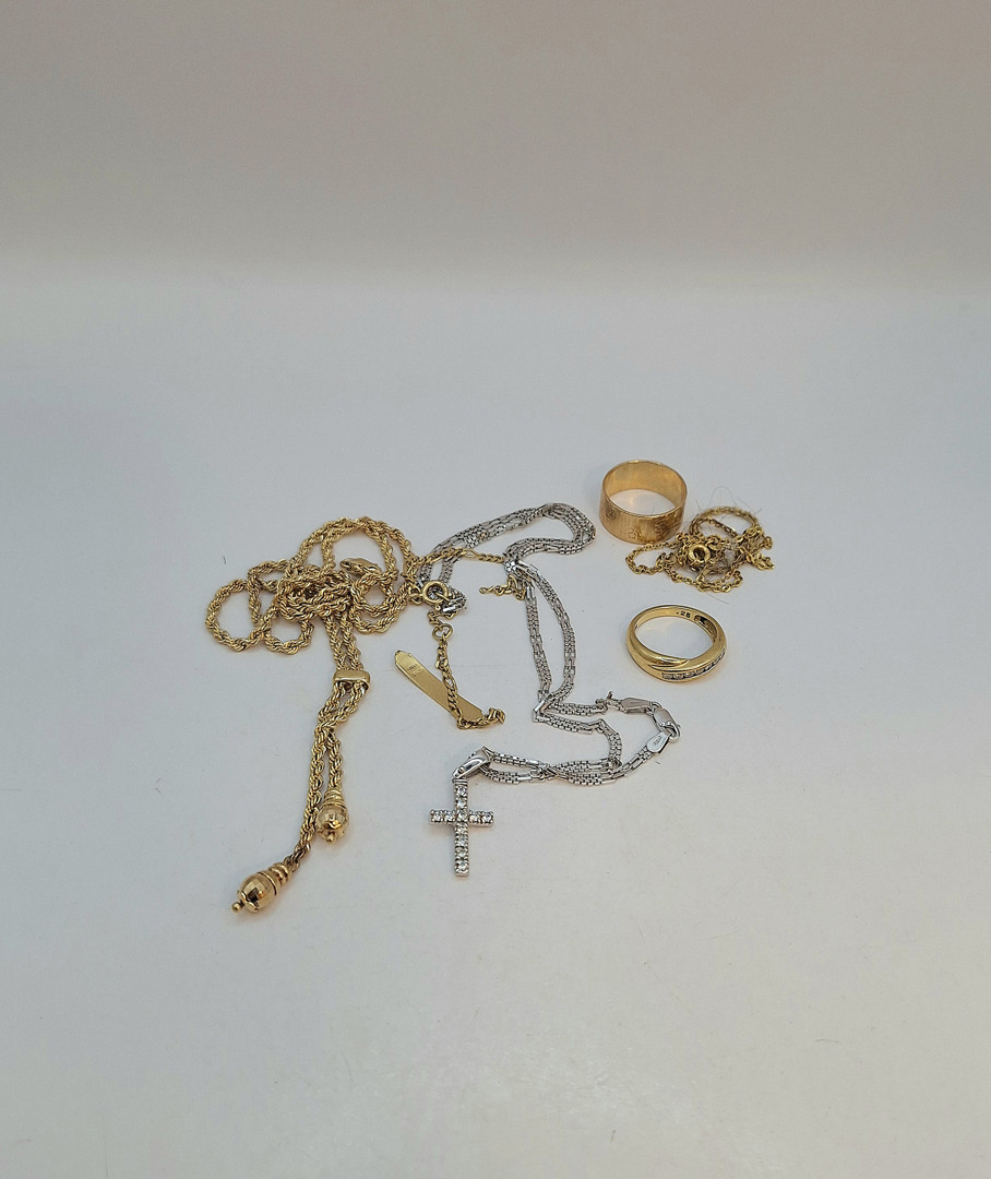 Vari oggetti oro pietre