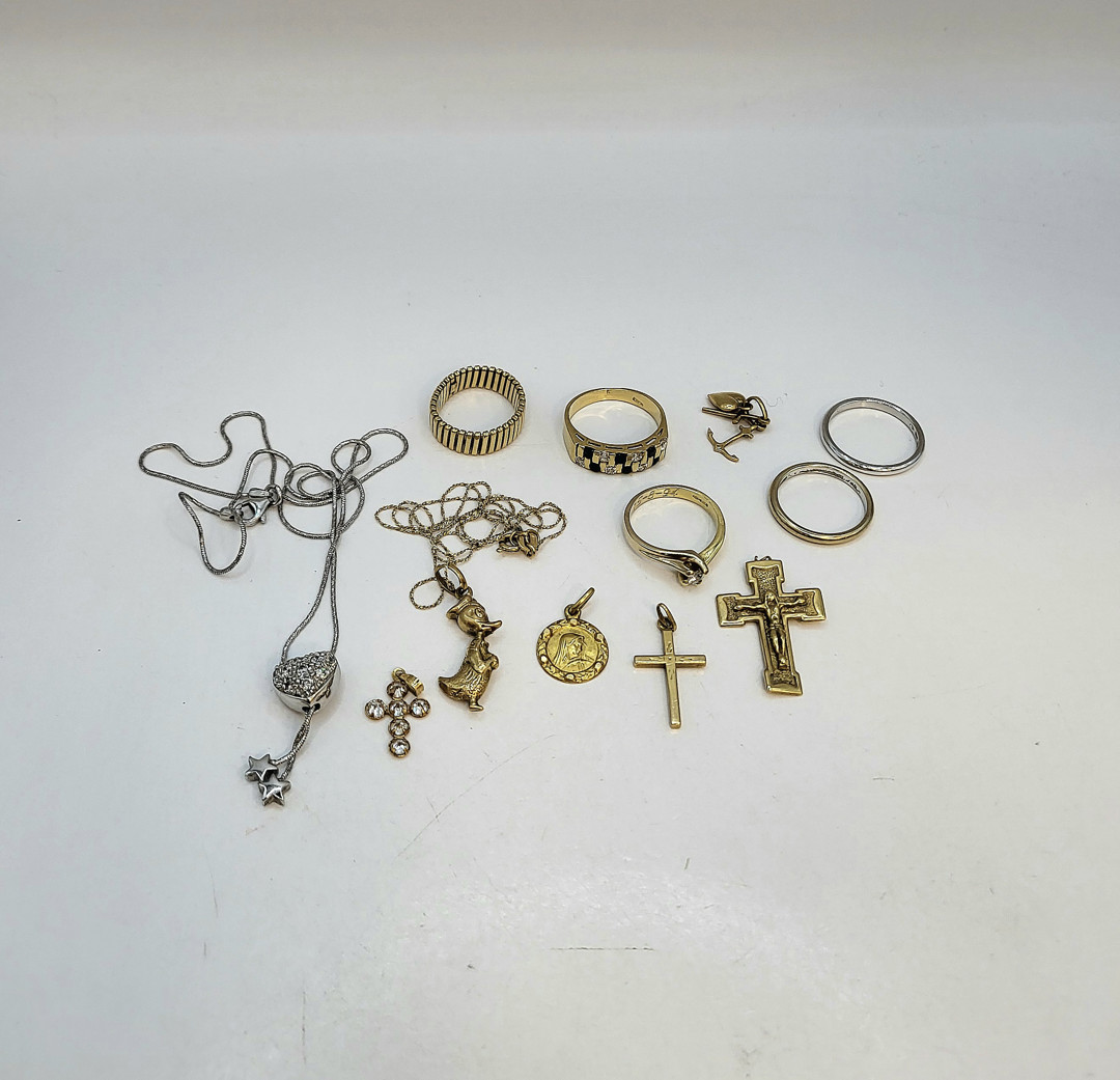 Vari oggetti oro pietre diamantini