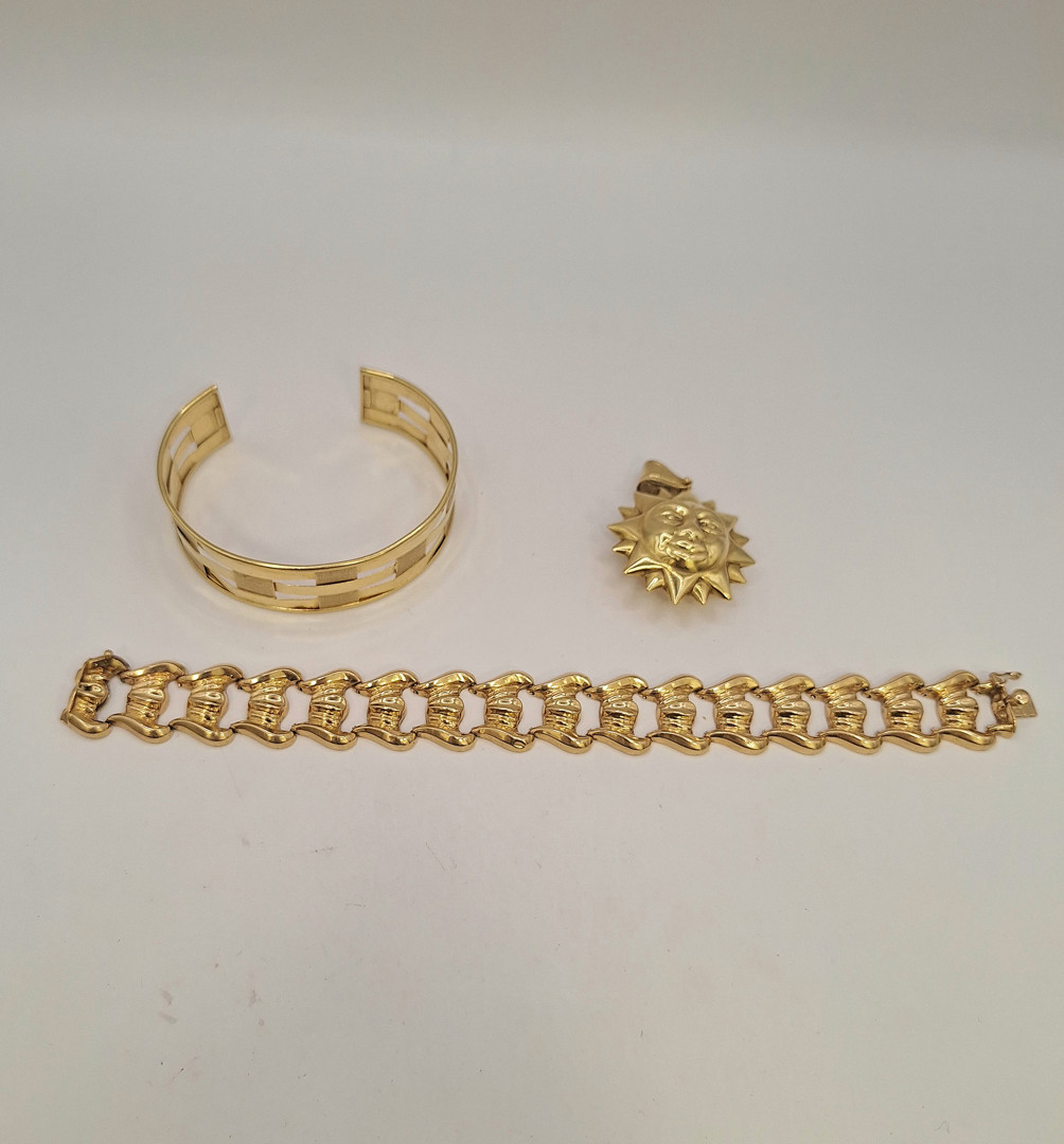 Due bracciali e ciondolo oro 