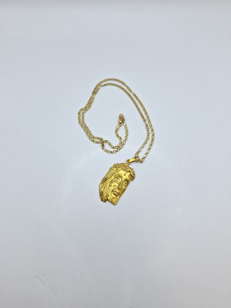 Collana e ciondolo in oro 