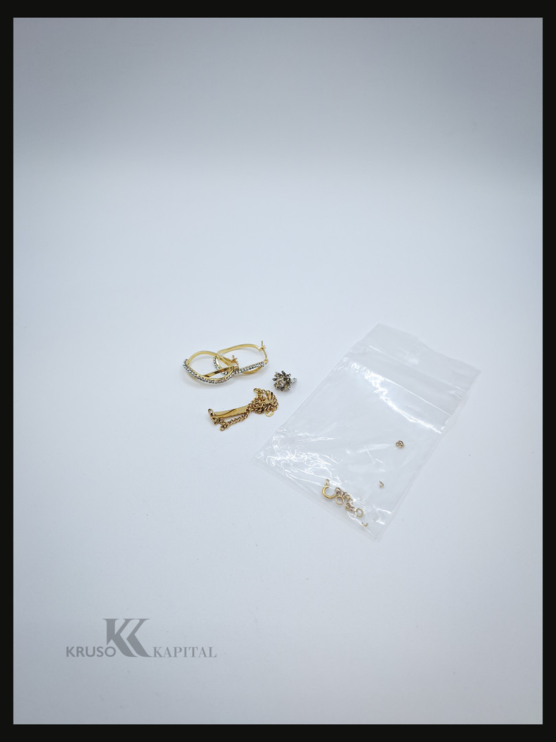 Vari oggetti in oro diamanti