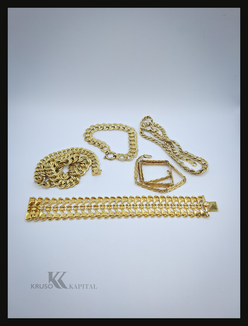 Due bracciali e tre collane oro