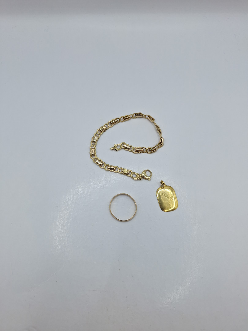Bracciale ciondolo e anello oro