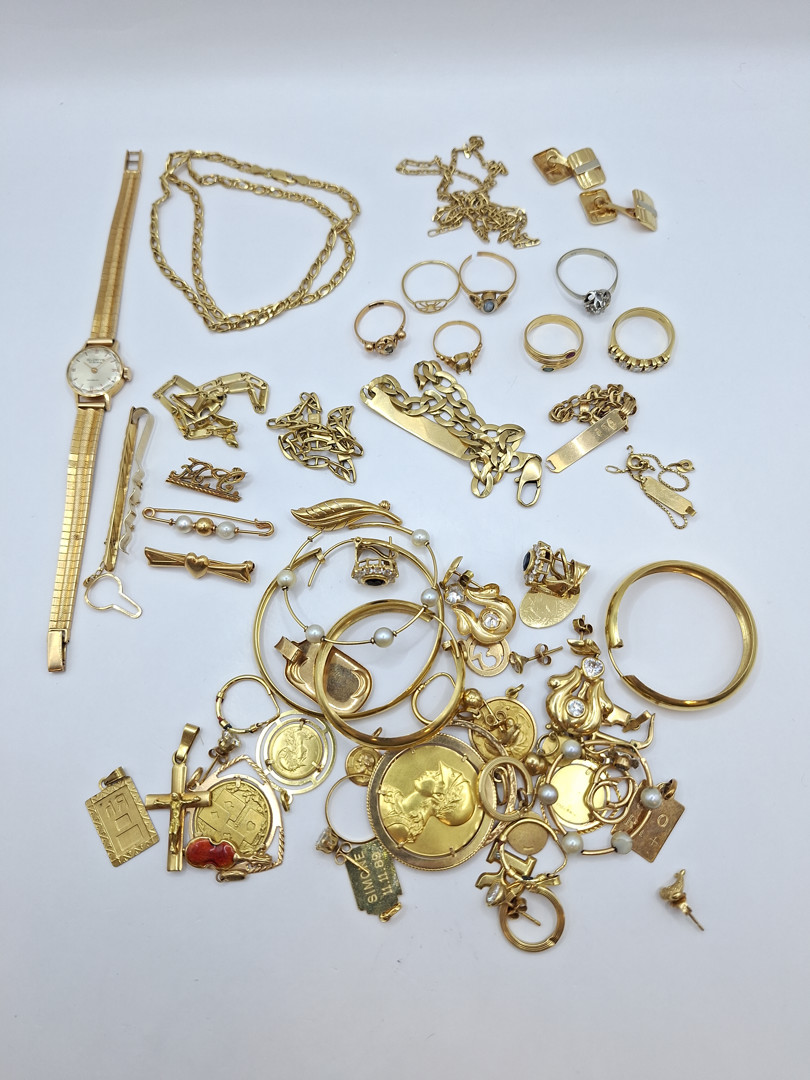 Vari oggetti oro perle diamantini pietre