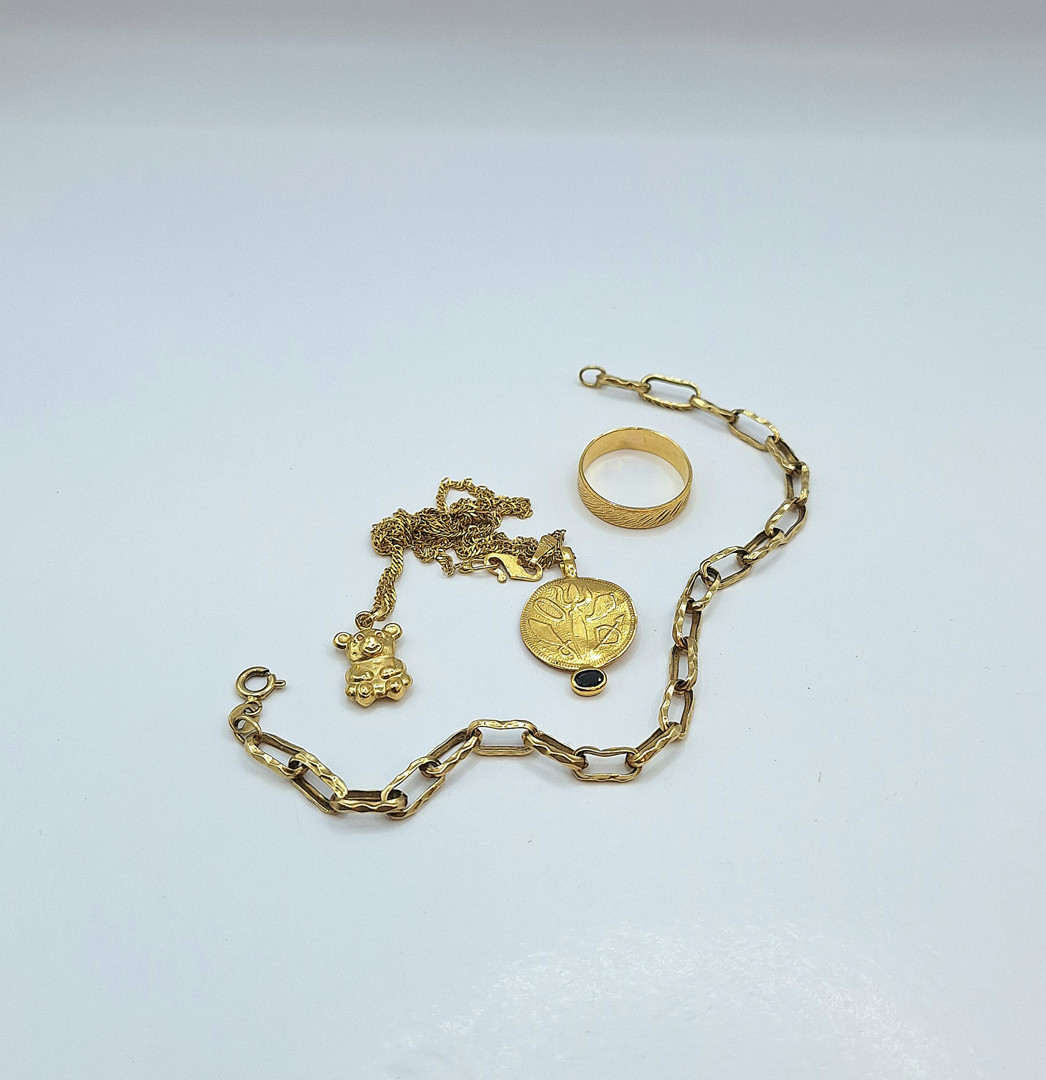 Vari oggetti in oro pietra