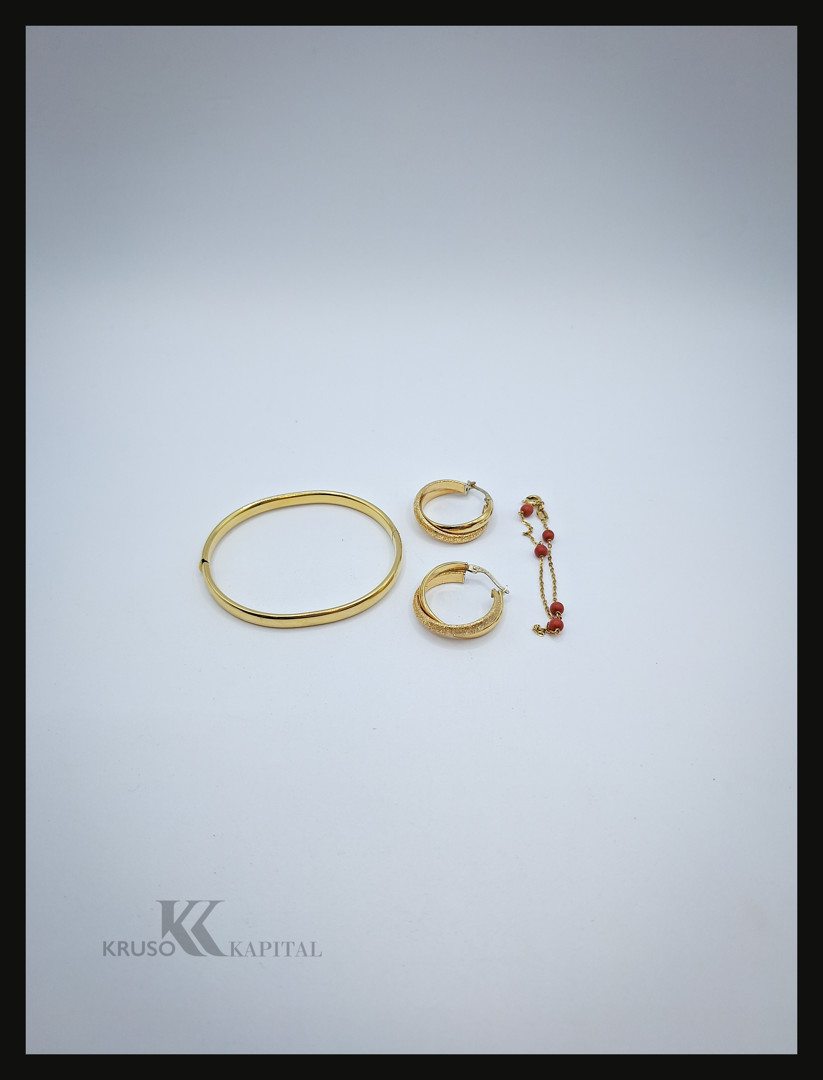 Due bracciali due orecchini oro pietre