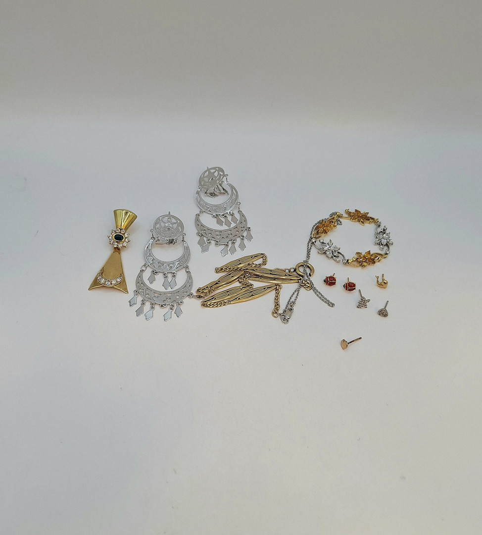 Vari oggetti oro pietre smalti