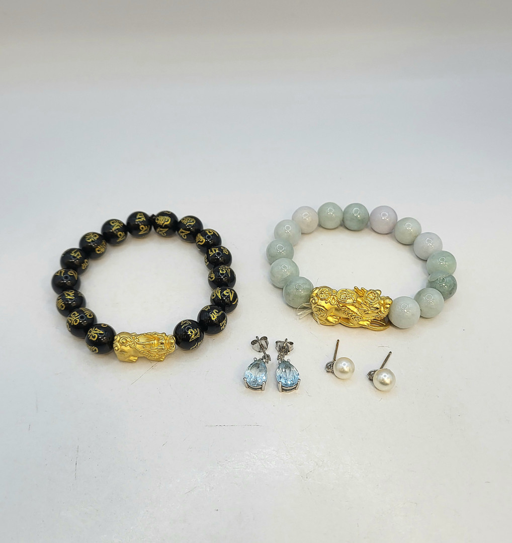 Vari oggetti oro pietre diamantini perle