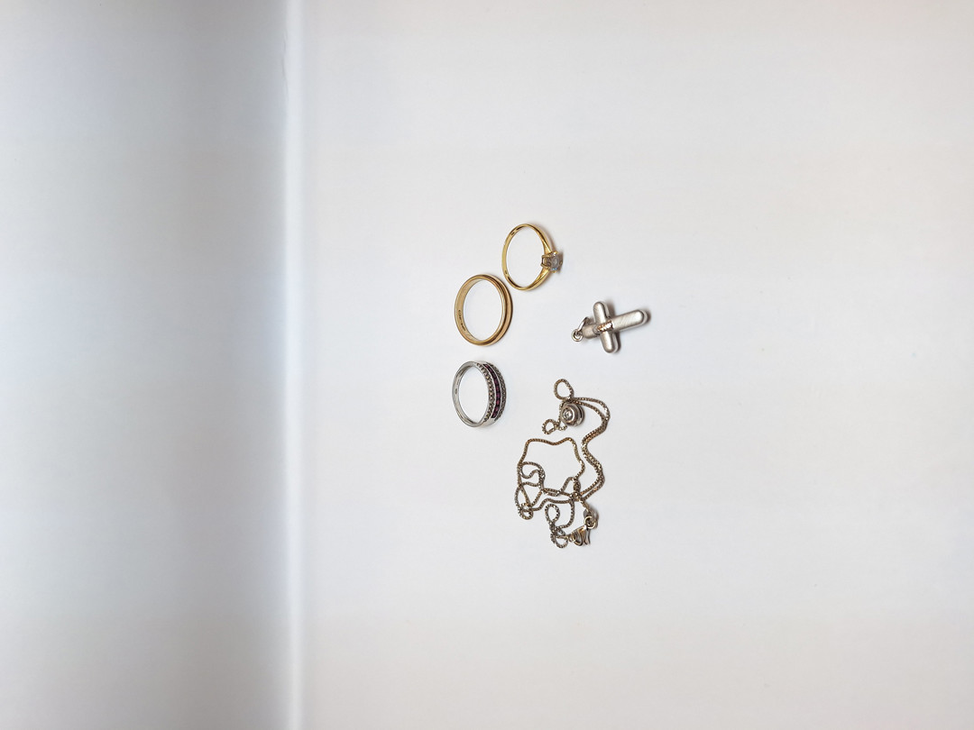 Vari oggetti ini oro diamante pietre 