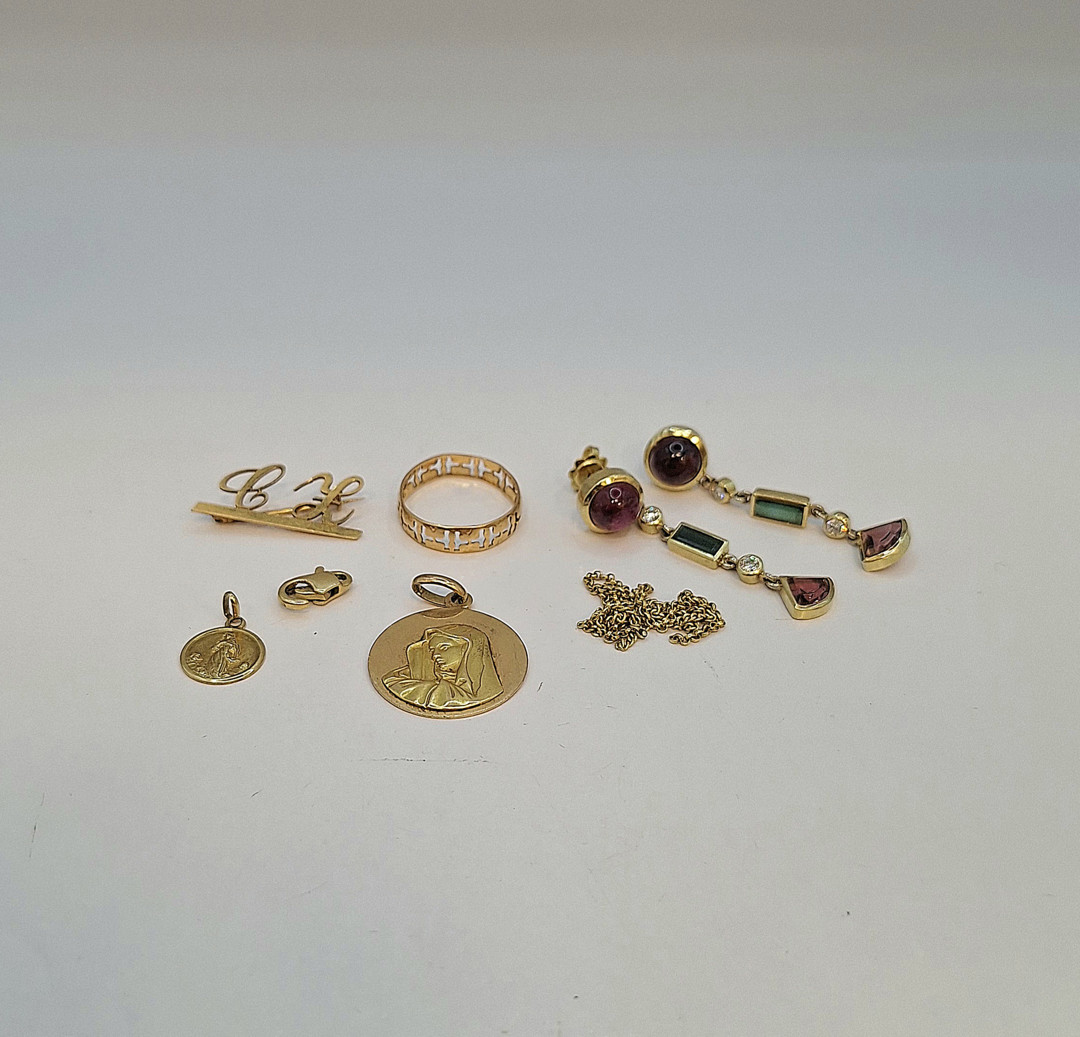 Vari oggetti oro pietre