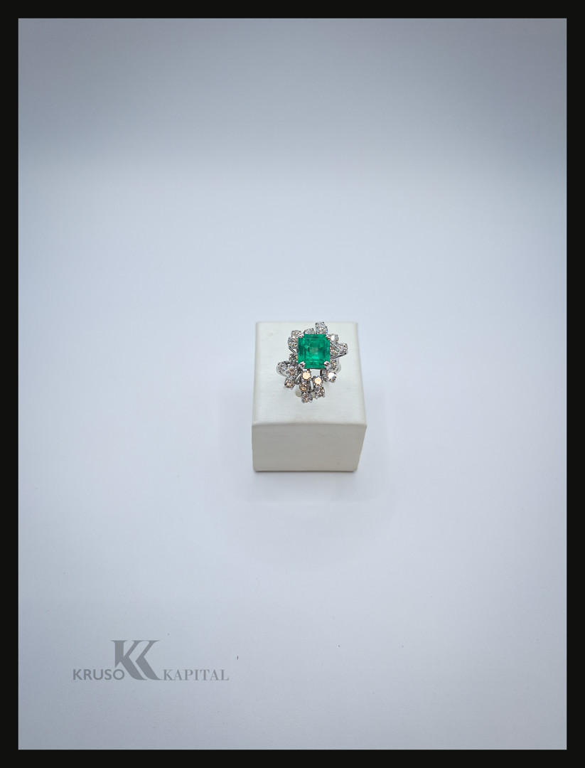 Anello oro pietra diamanti