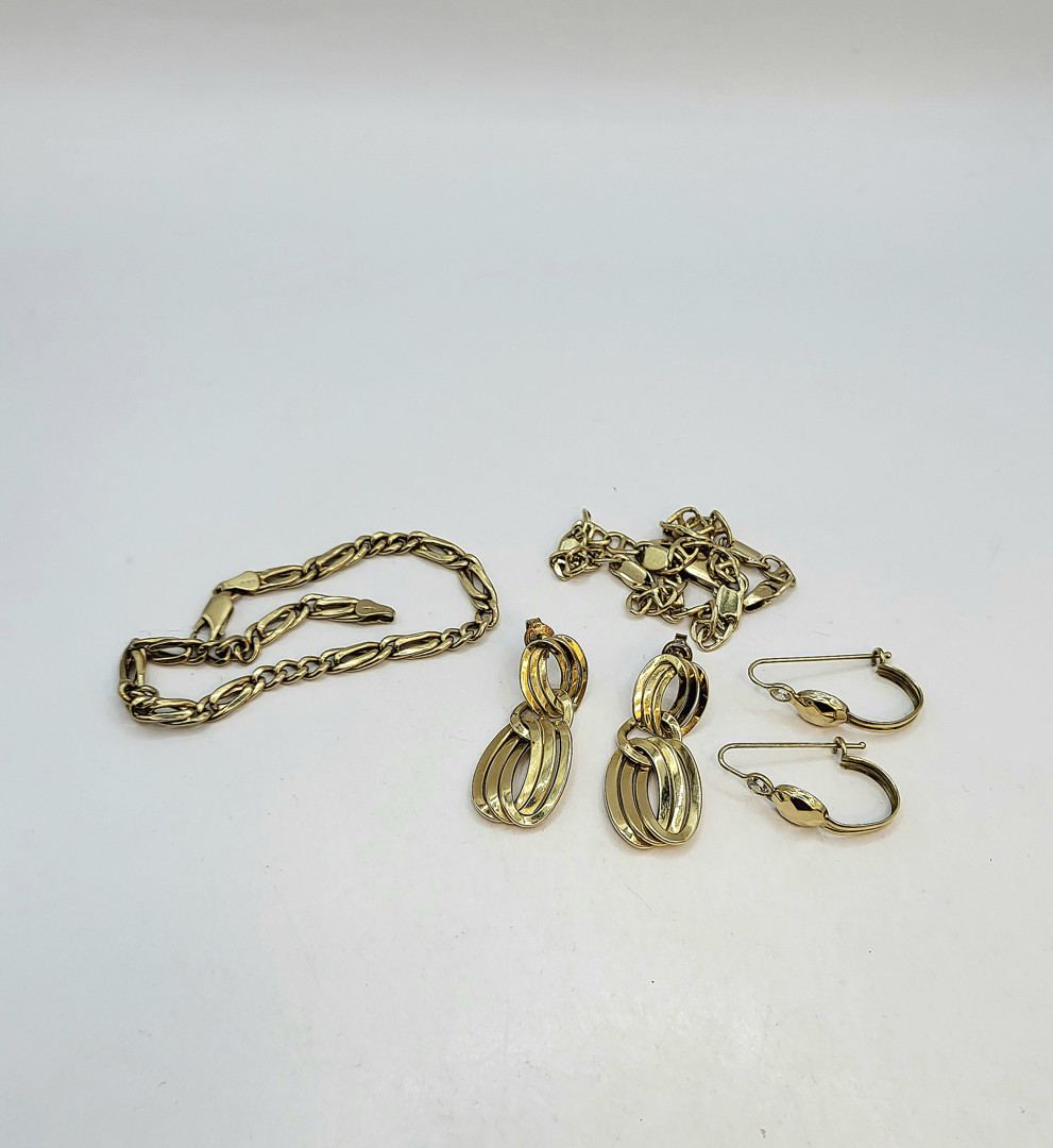 Vari oggetti oro pietre