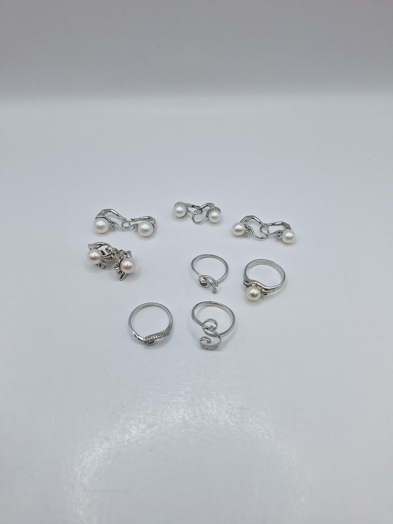 Vari oggetti in oro pietre perle diamantini
