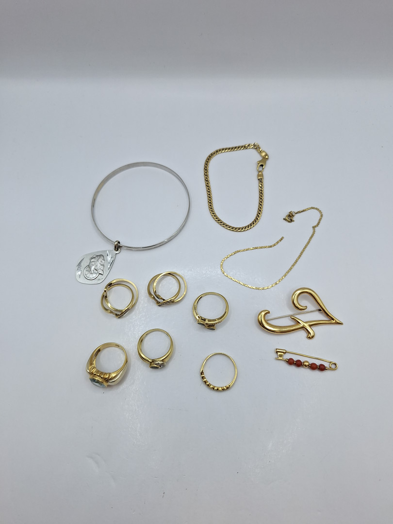 Vari oggetti in oro pietre