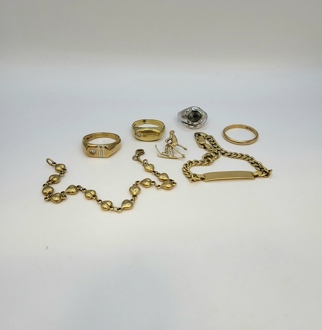 Oggetti in oro diamantini pietre