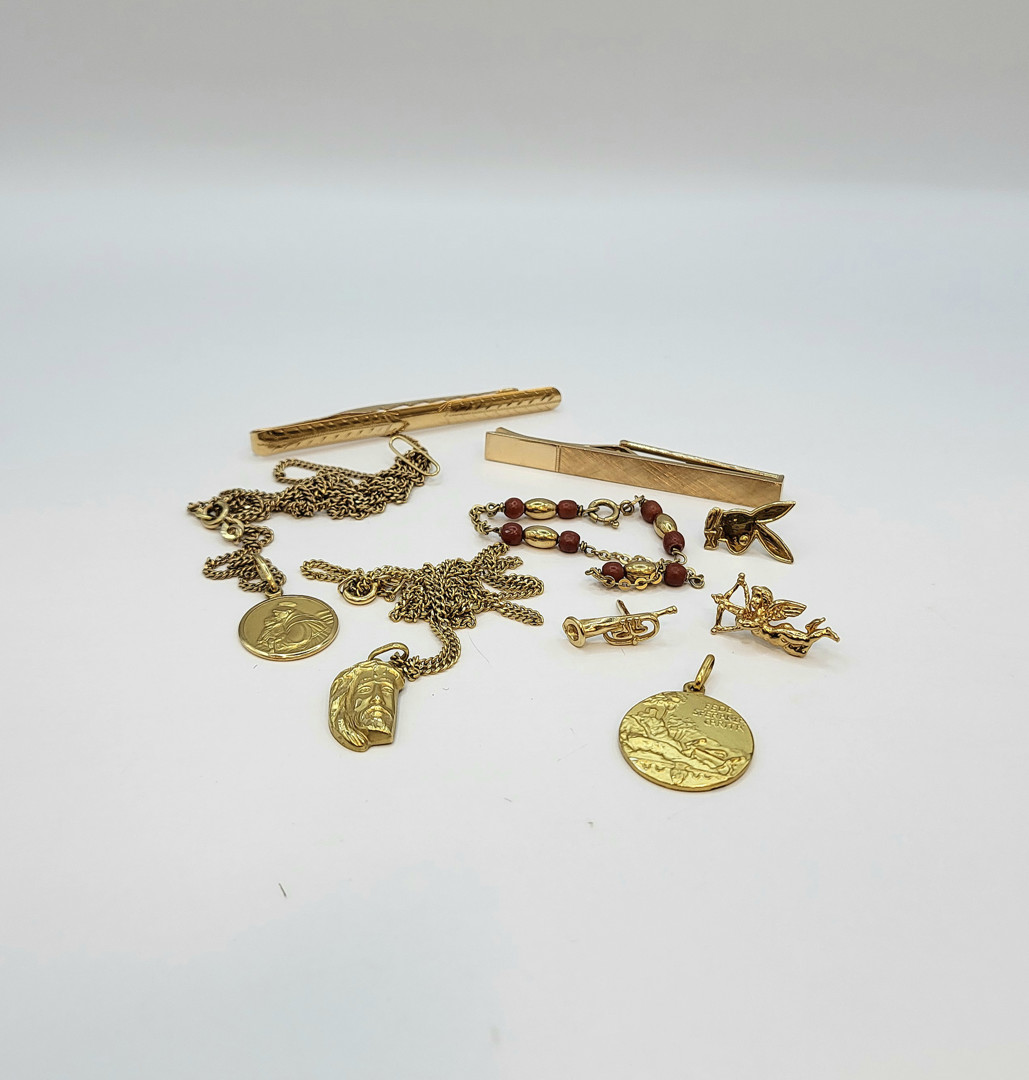 Vari oggetti oro pietre 