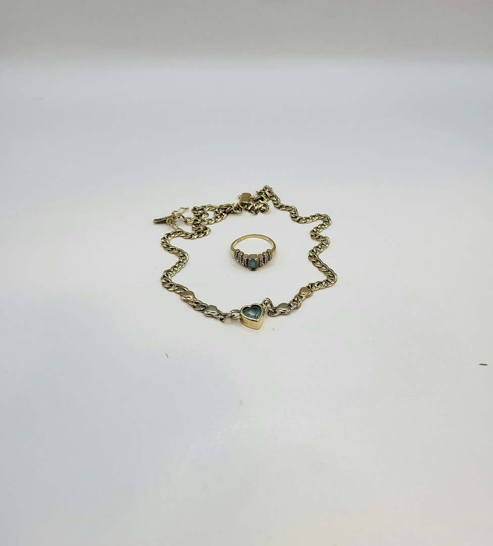 Collana e anello oro pietre