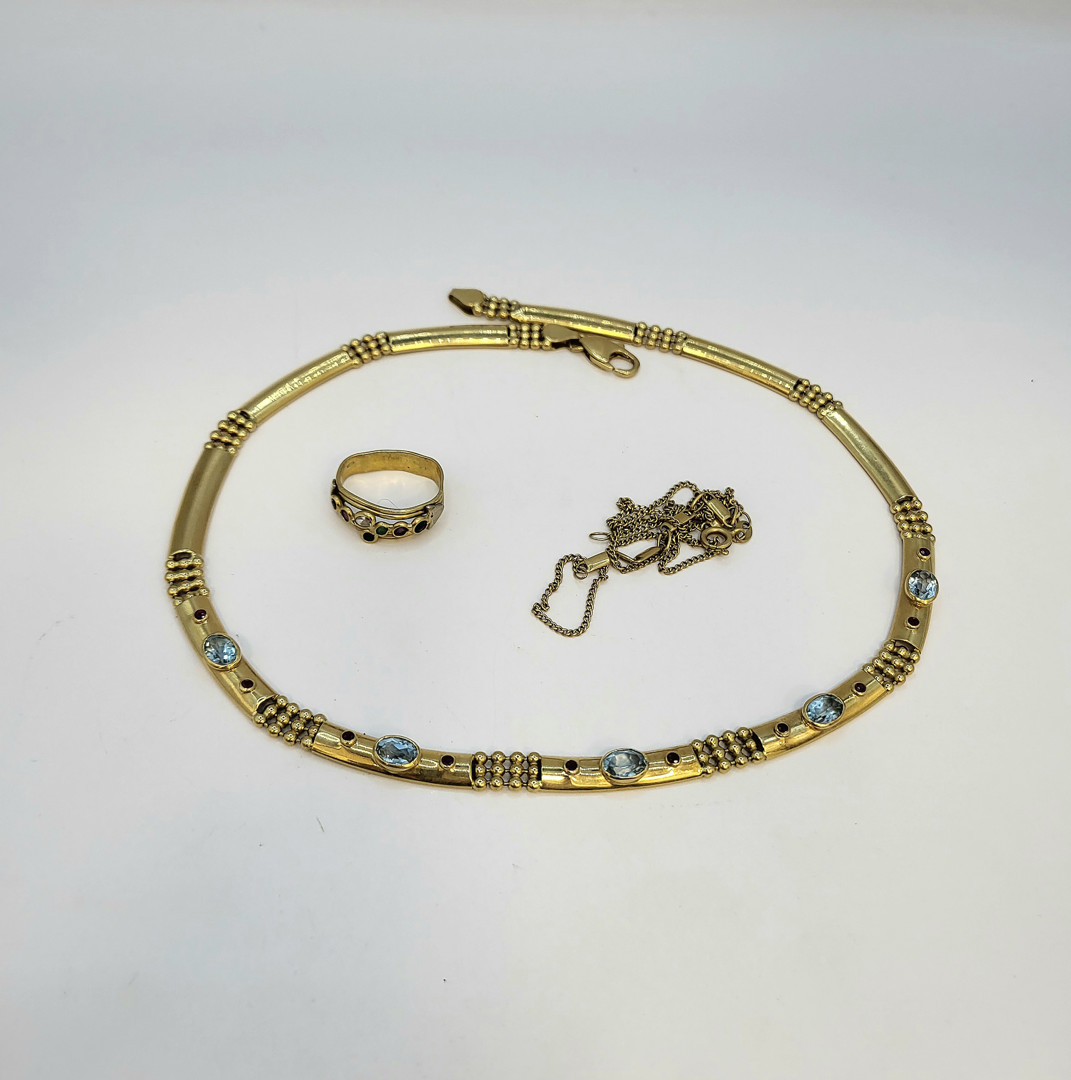 Due collane e anello oro pietre