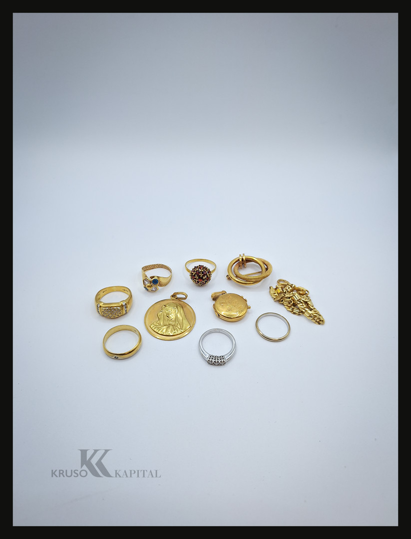 Vari oggetti in oro pietre diamantini