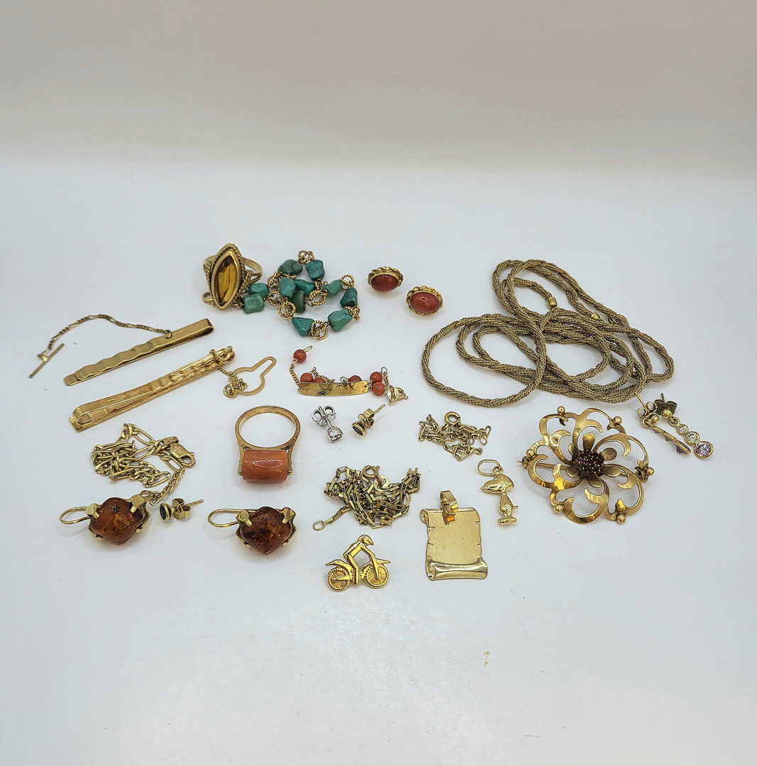 Vari oggetti in oro pietre coralli diamantini 