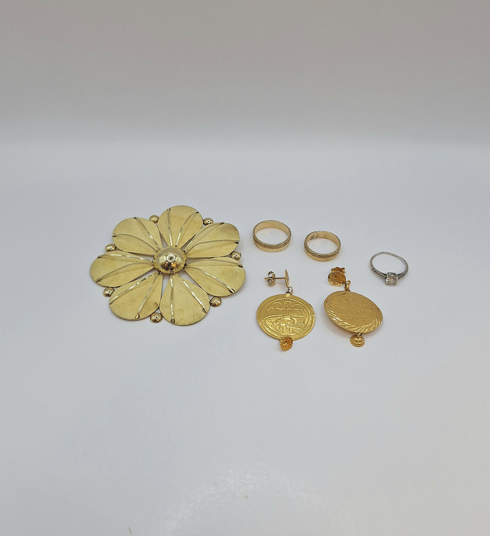 Vari oggetti in oro pietra