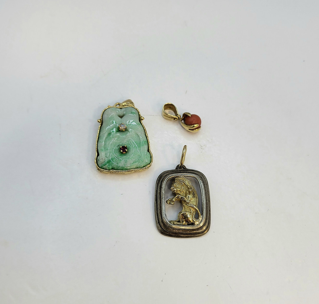 Tre ciondoli oro argento diamante corallo pietre