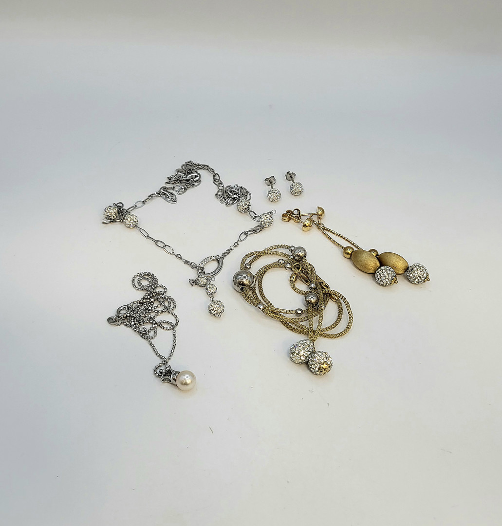 Vari oggetti oro pietre perla 