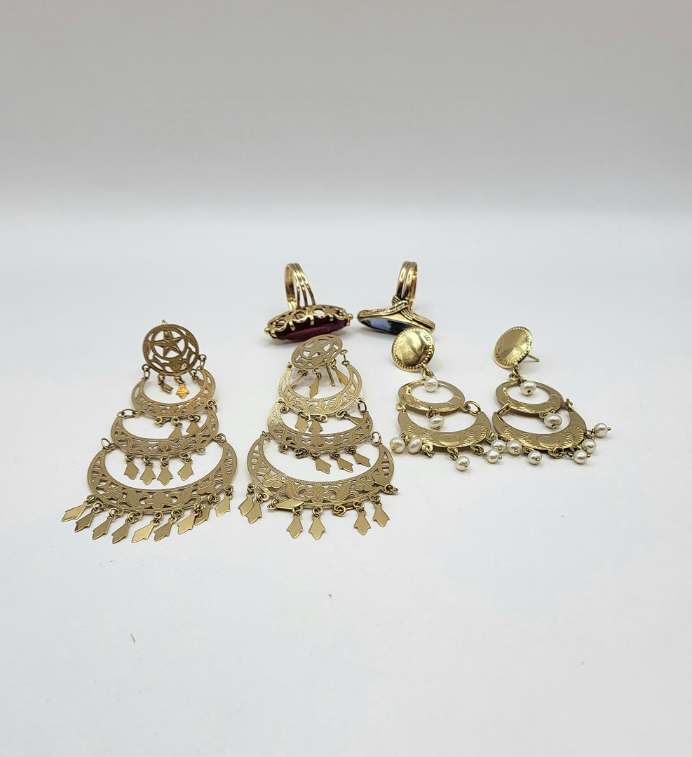 Due paia di orecchini e due anelli in oro perline pietre 