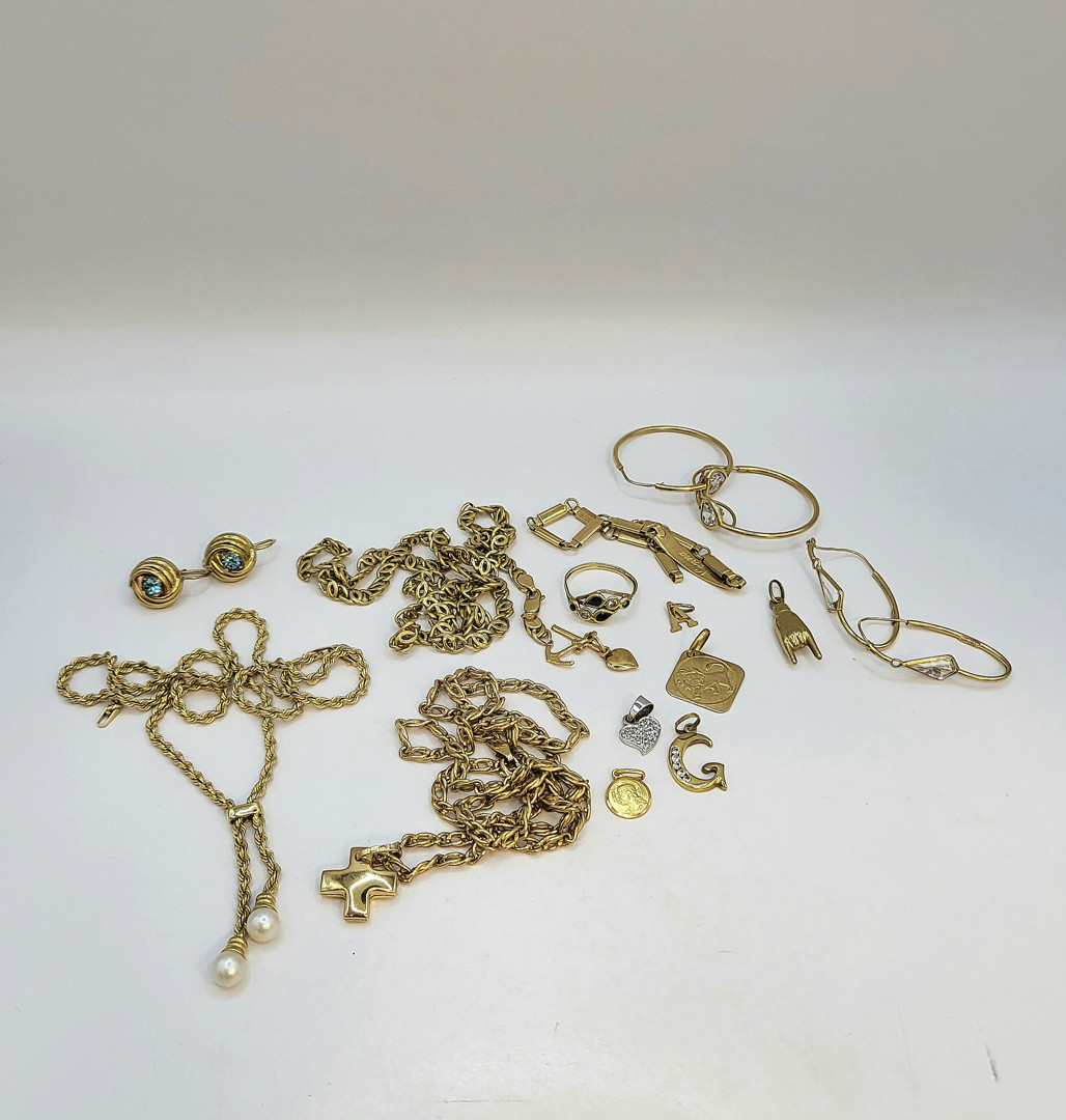 Vari oggetti oro perle diamantini pietre