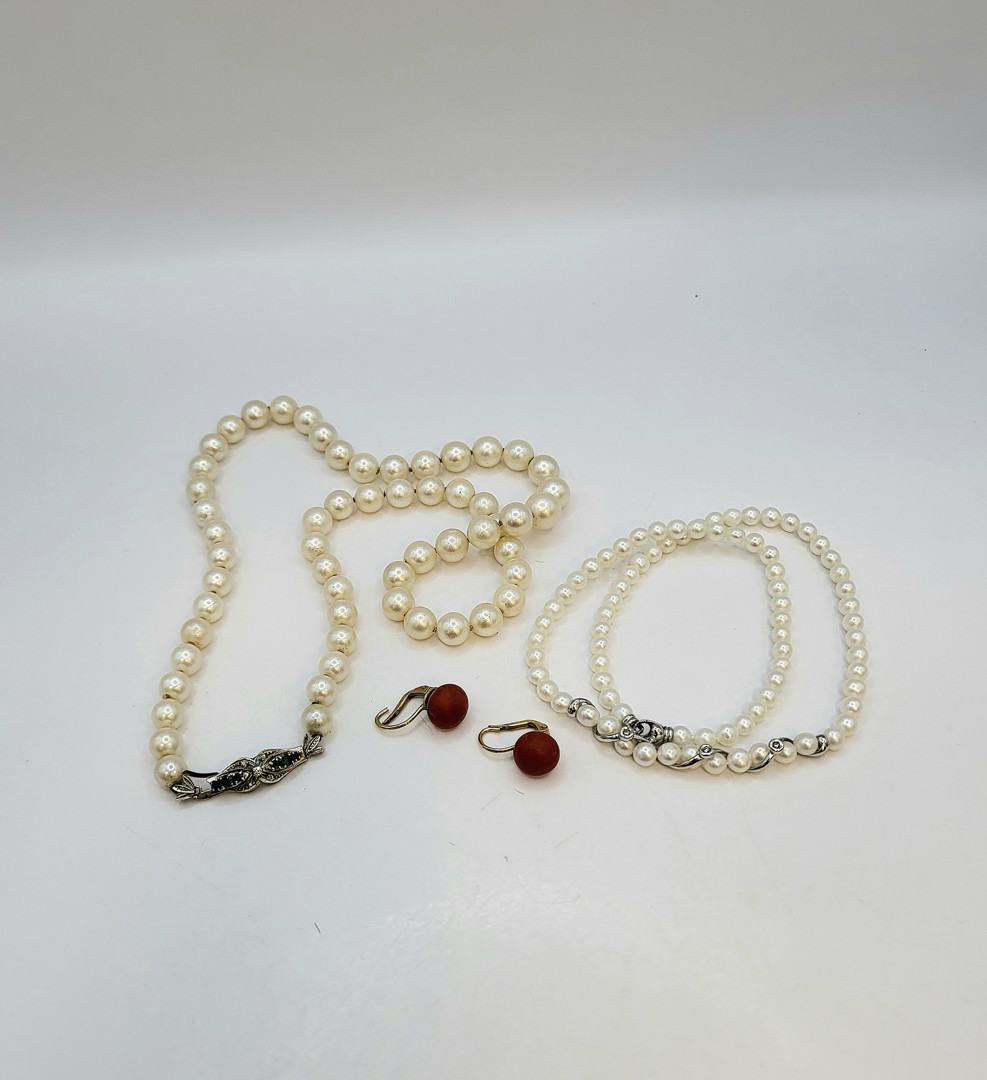Vari oggetti oro corallo perle 