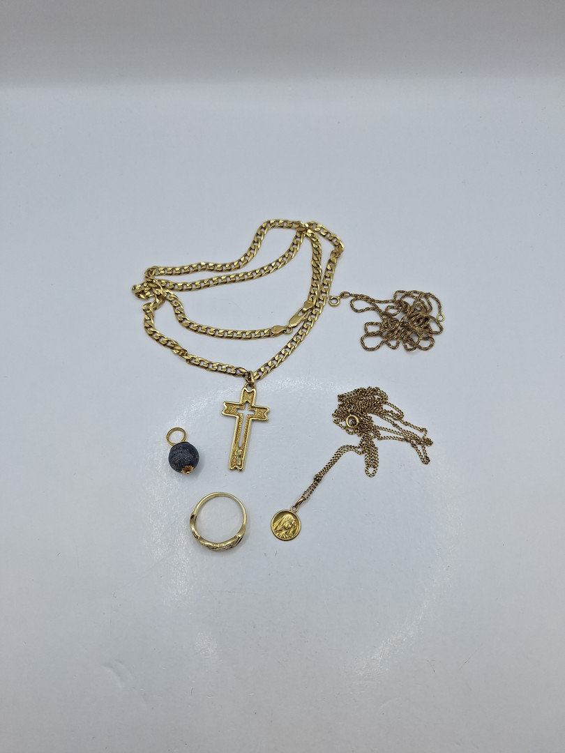 Vari oggetti in oro pietre