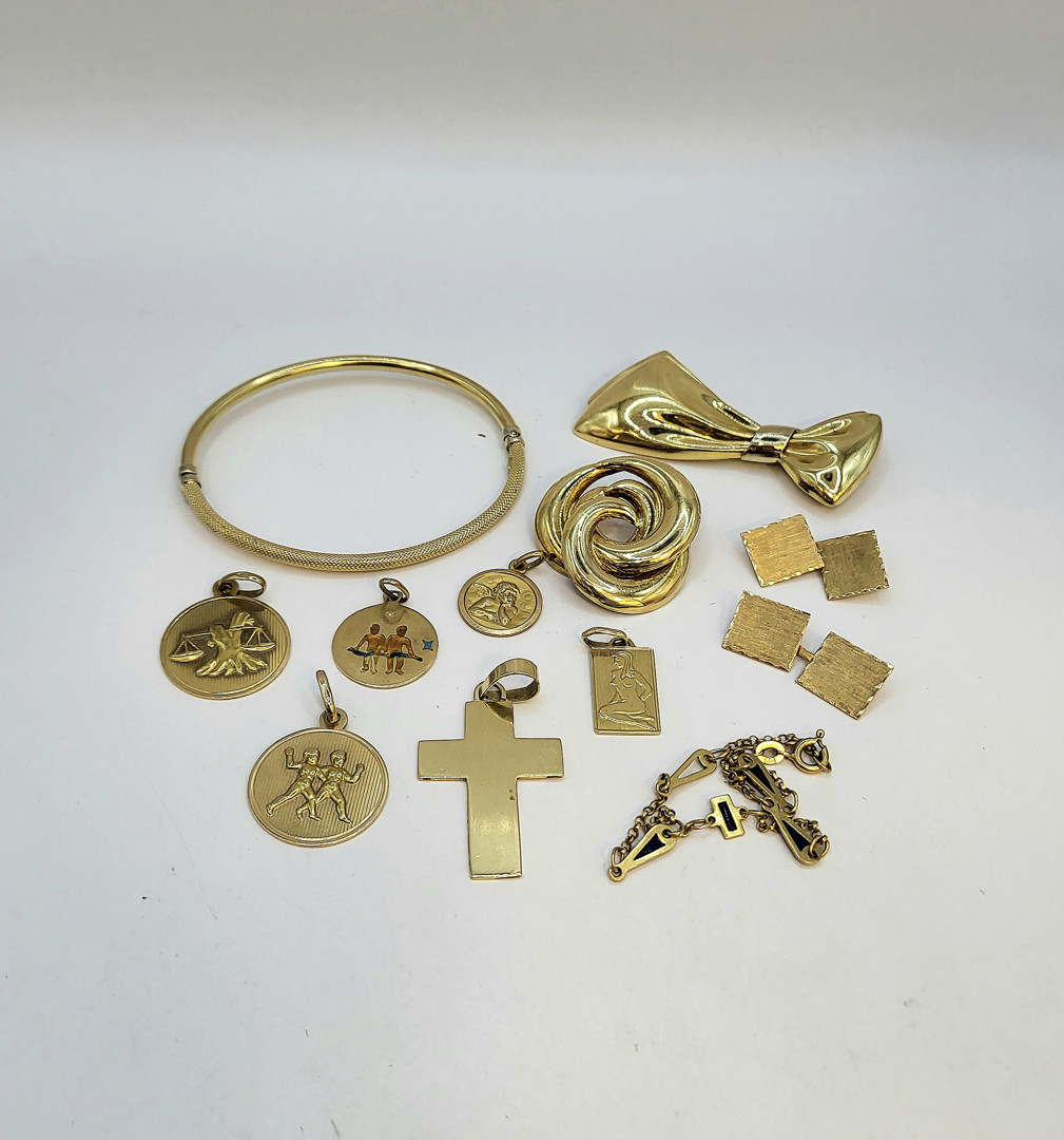 Vari oggetti oro smalti