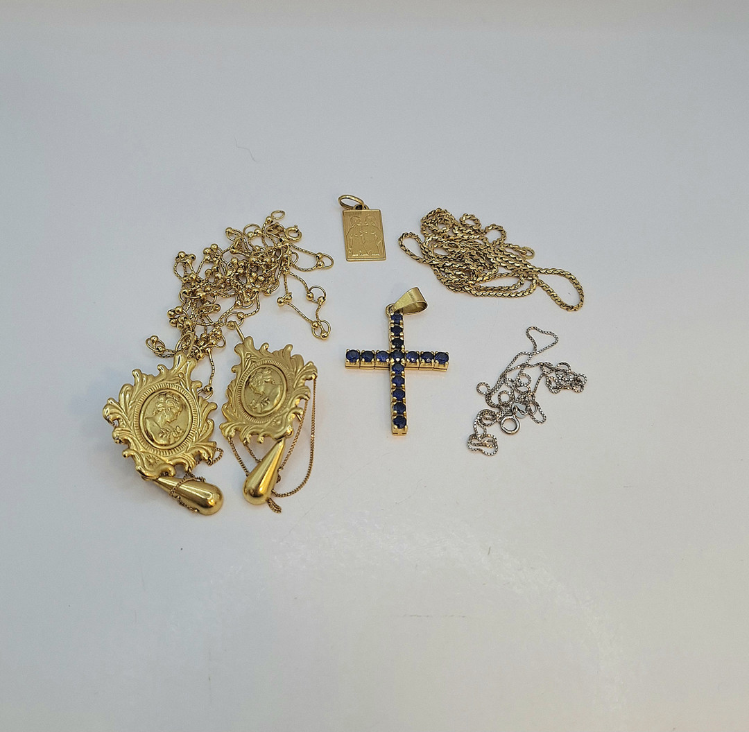 Vari oggetti oro pietre