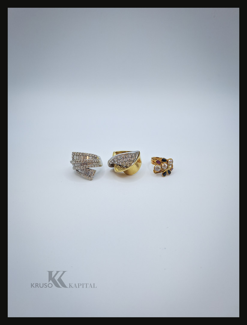 Tre anelli oro diamanti pietre